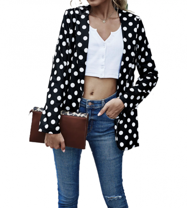 Jas wanita dengan motif polkadot dan kerah lebar